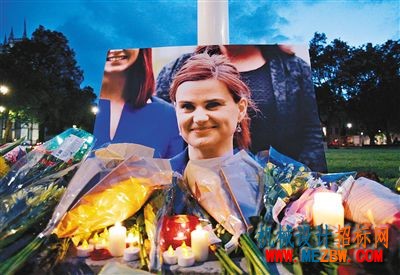 6月16日，在英国伦敦议会广场，鲜花和蜡烛被摆放在遭枪击身亡的工党议员乔·考克斯的照片旁。