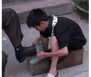 一个擦鞋的少年