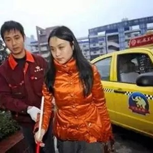一位盲人美女打车，司机……